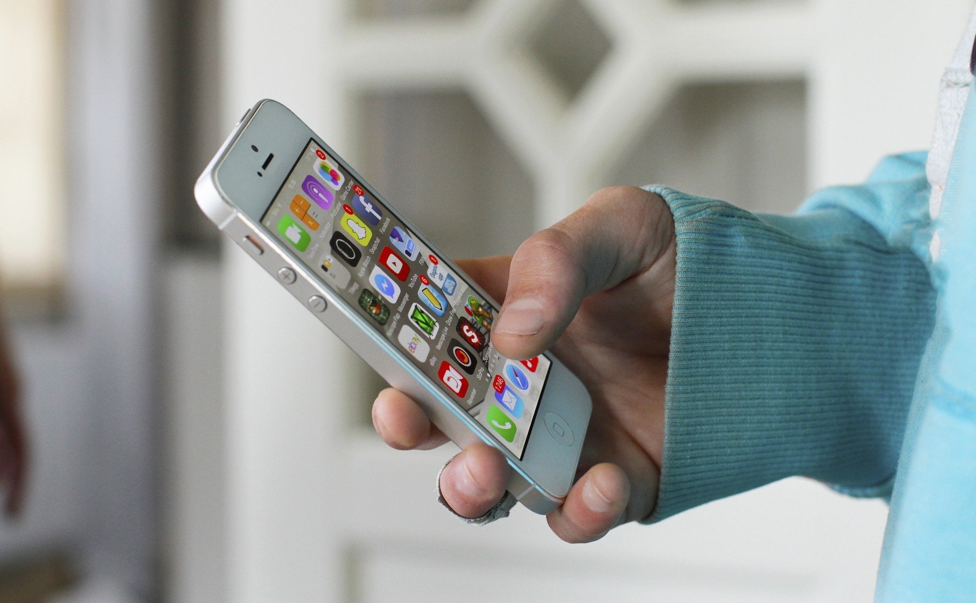 Apps on an iPhone screen. Picture by Marius Berthelsen