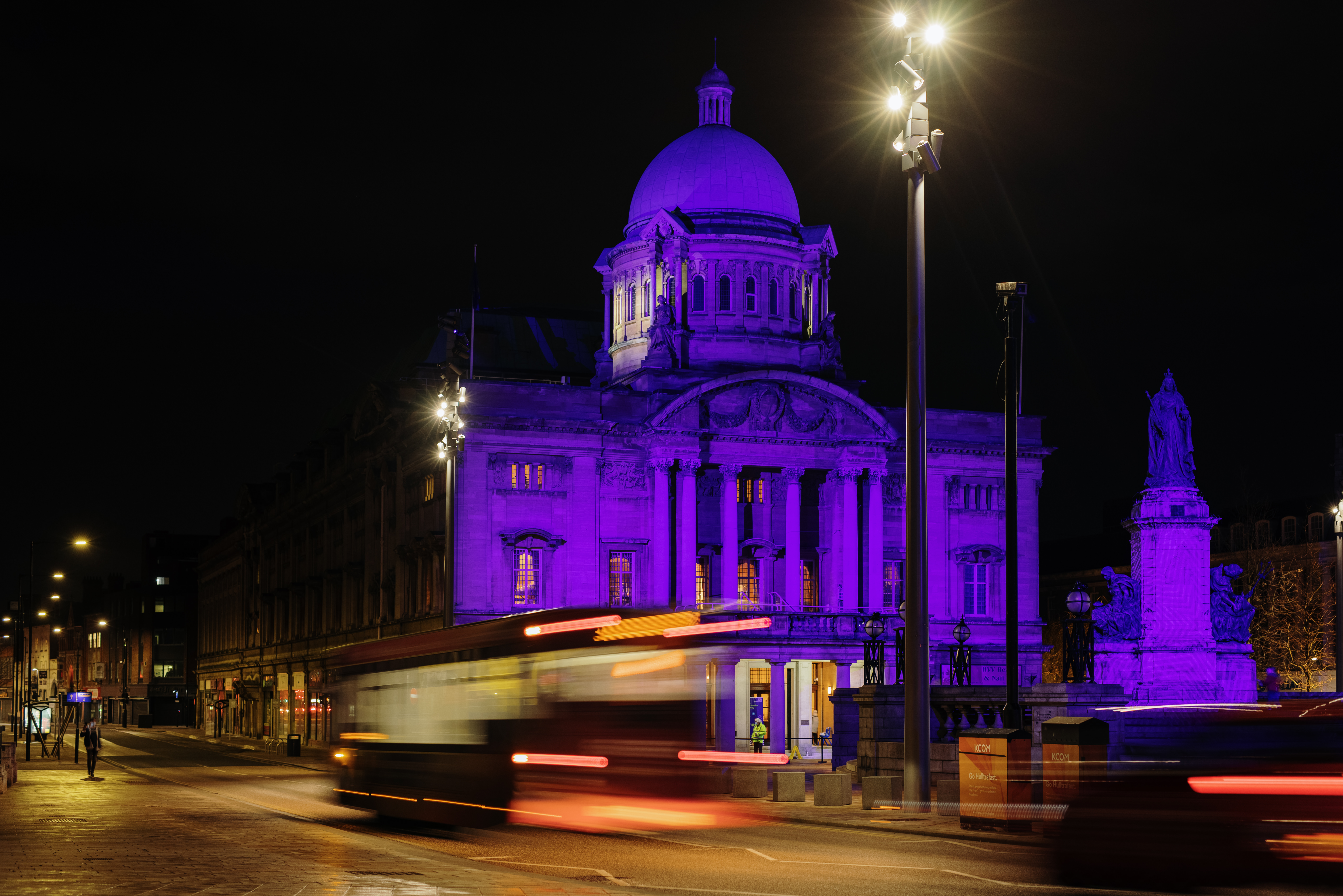 Queen Victoria statue and Hull City Hall lit purple for Census Day 2021