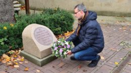 Cllr Ieronimo lays a wreath on behalf of Hull City Council at the memorial stone for road traffic victims outside the Streetlife Museum of Transport.