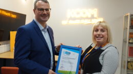 Councillor Mark Ieronimo from Hull City Council presents Lauren Haysom of KCOM with the business’ first Modeshift STARS certificate.