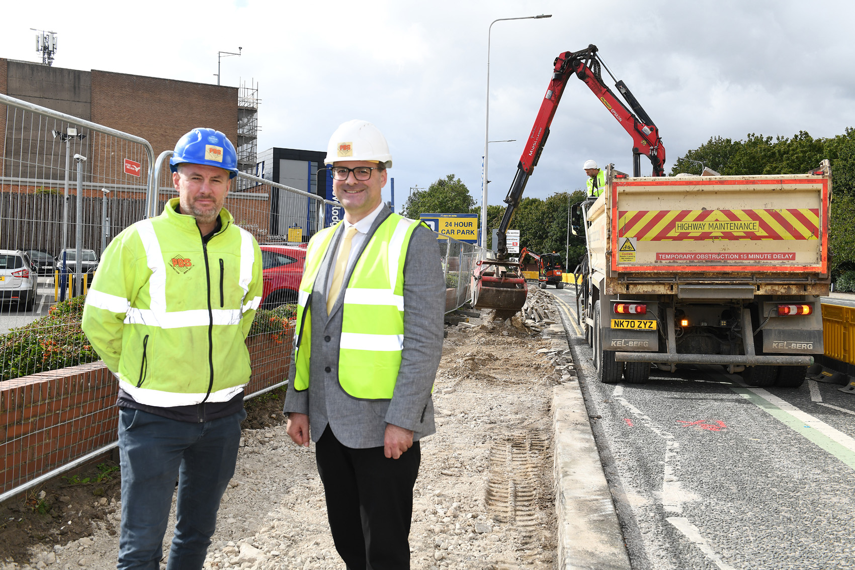 Councillor Mark Ieronimo of Hull City Council and Glenn Smurthwaite from local contractor, PBS Construction